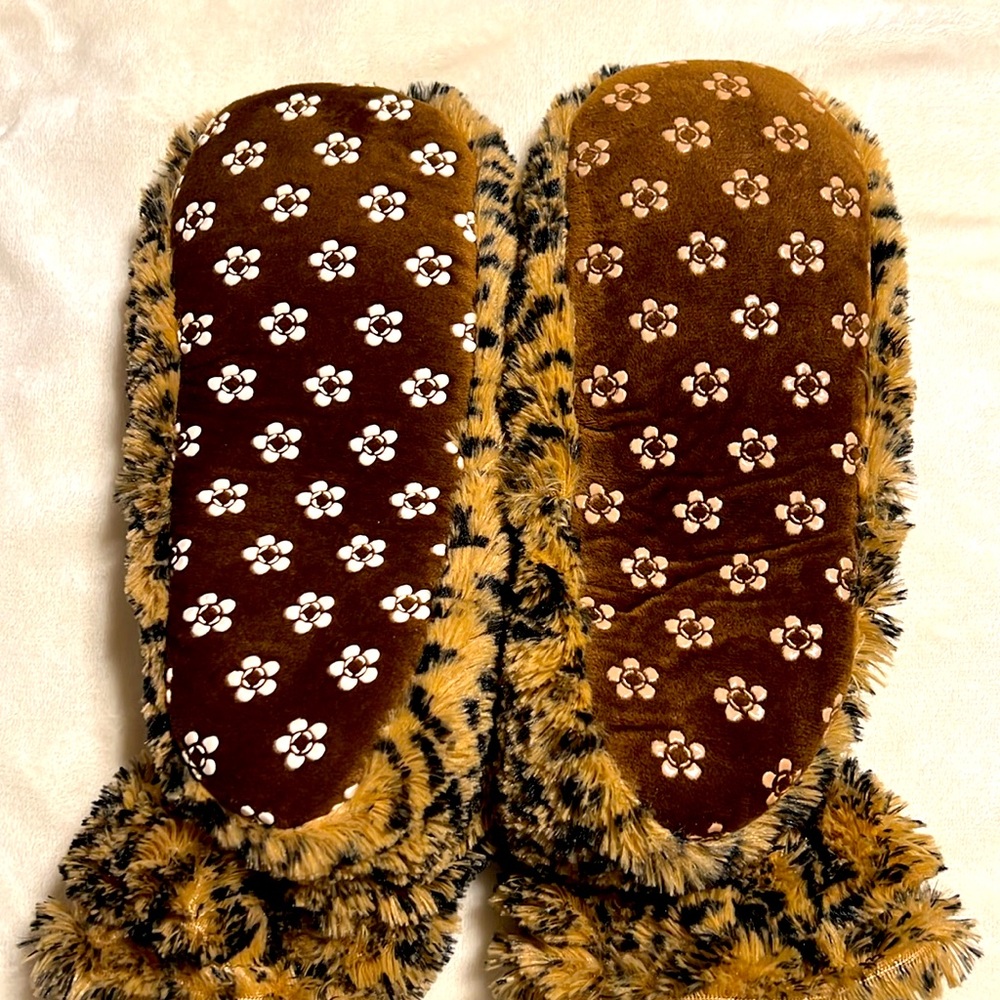 Warmies. NWOT. Fully Microwaveable Bootie . Size 6-10. Leopard. - Picture 2 of 5